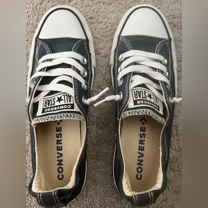 Navy Chuck Taylor Converse All-Star low tops / W 6.5 / like new, barely worn